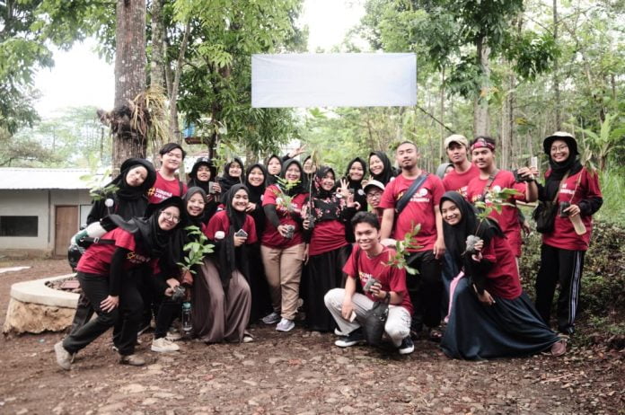 Voluntir Tanam 500 Pohon dan Clean Up Gunung Penanggungan