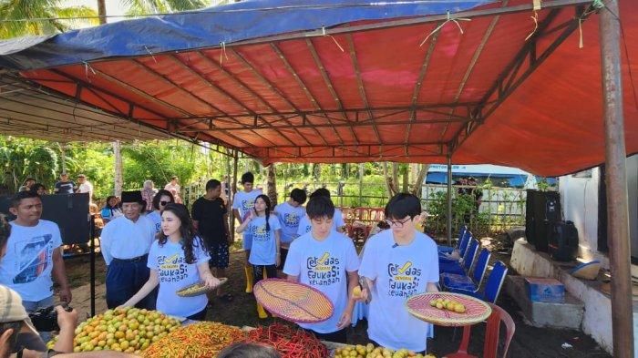 Ketua HKTI Provinsi Maluku Utara Sherly Tjoanda bersama anaknya Edbert Laos saat panen cabai keriting yang didampingi langsung oleh pemilik kebun Hortikultura Sofyan Tomagola di Desa Pilowo, Kecamatan Morotai Selatan.